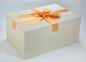 Preview: Die Brautkleidbox Apricot Labyrinth passt wunderbar zu jedem Hochzeitskleid.